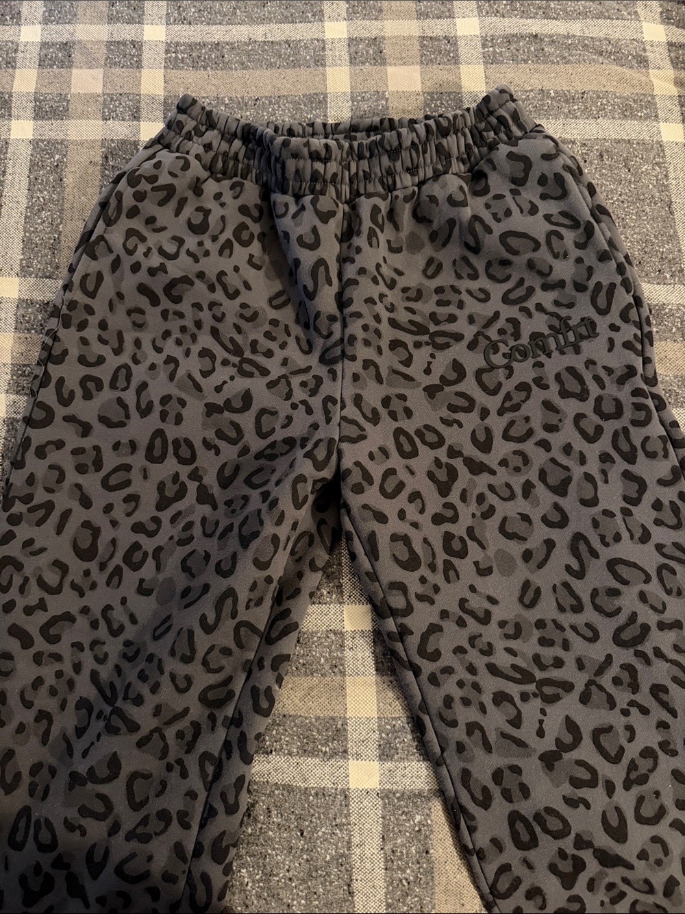 Comfort Gray Minimalist Leopard Print